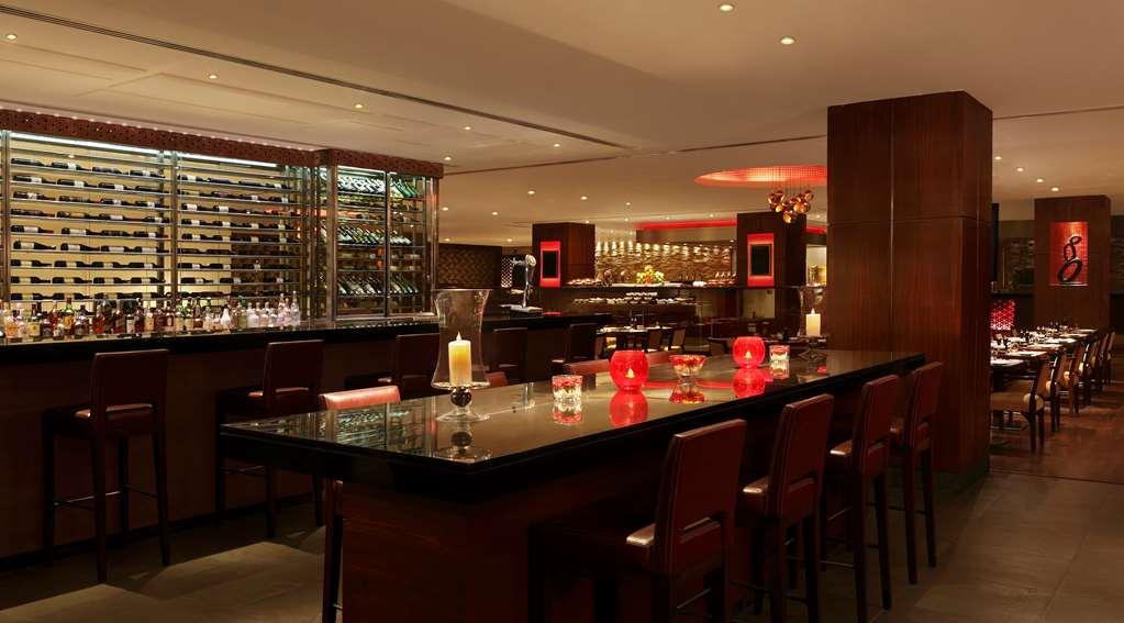 Hilton Garden Inn New Delhi/Saket Номер фото